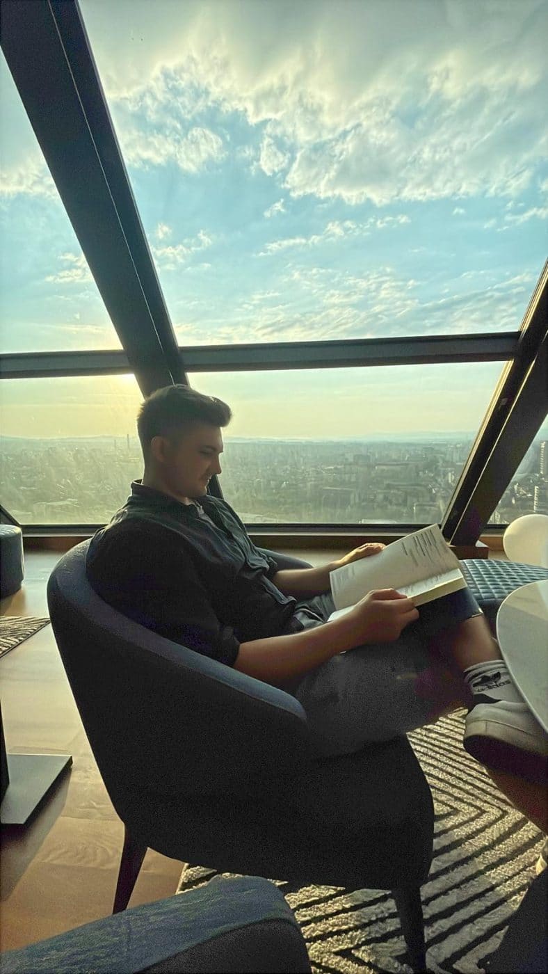 Lesen mit Blick über die Stadt