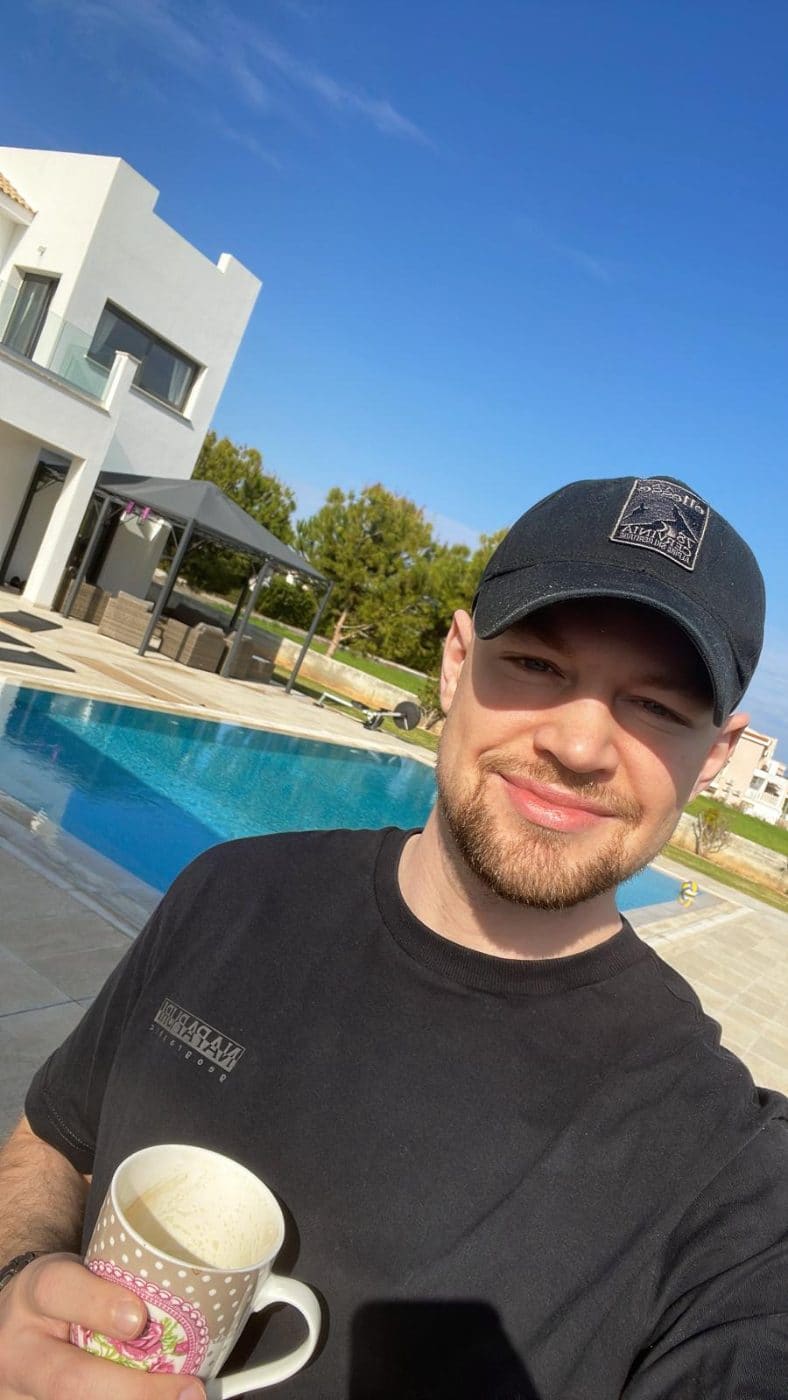 Kaffeepause am Pool