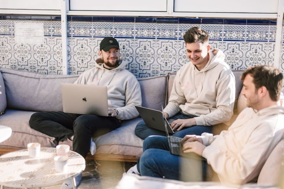 Gemeinsam am Laptop auf der Terrasse