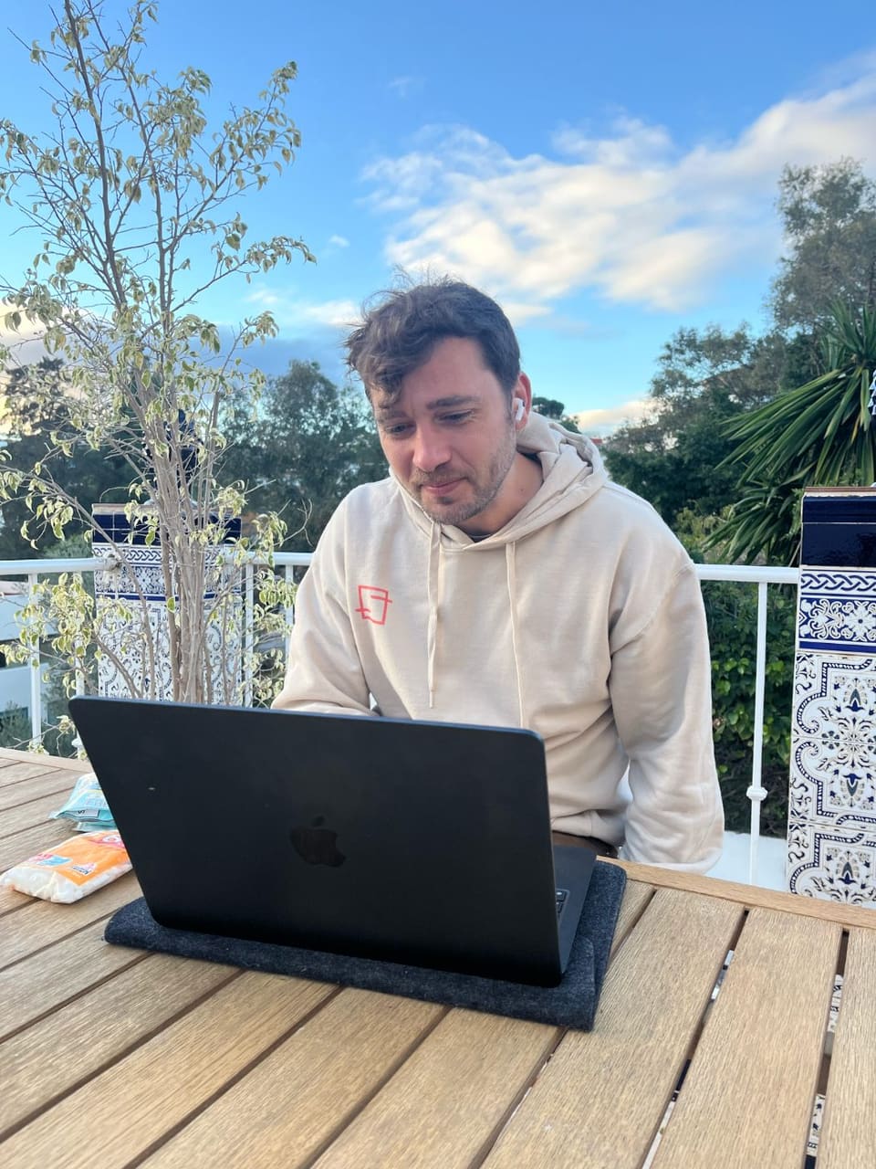 Konzentriert am Laptop auf der Terrasse