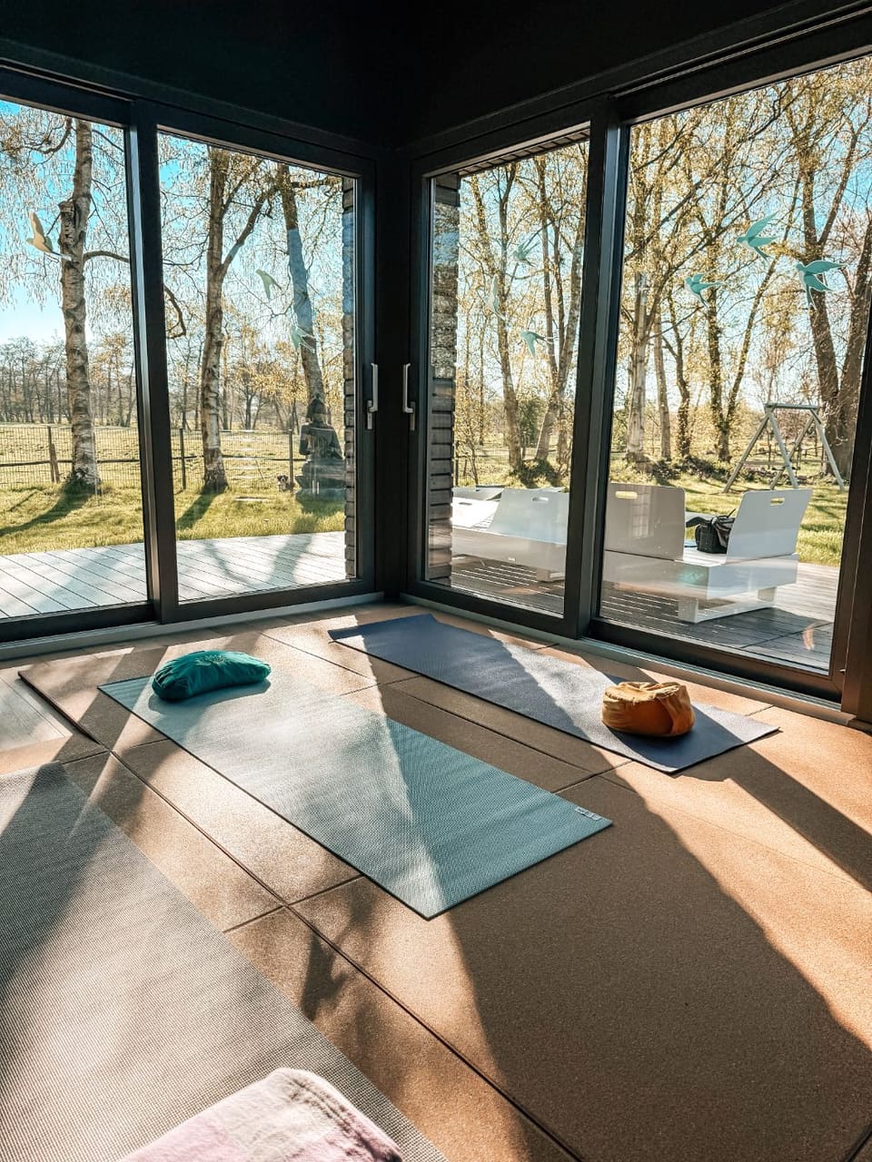 Yogaraum mit Blick ins Grüne
