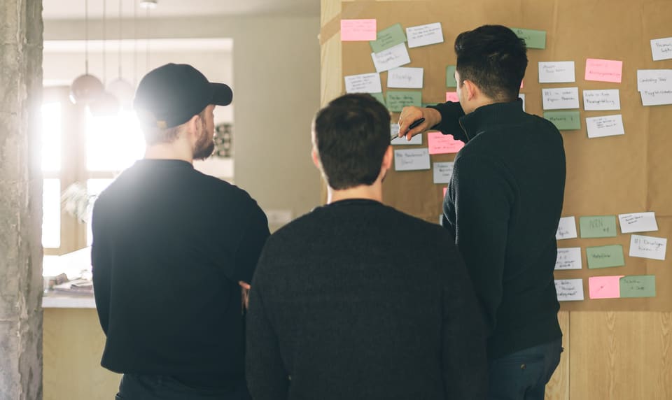 Team am Post-it-Board beim Offsite